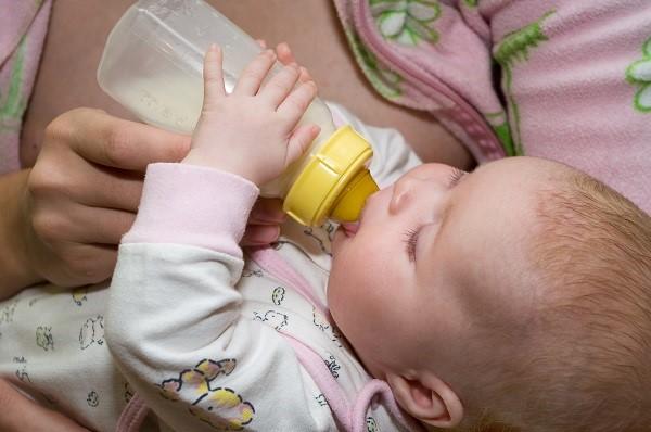 Материнское молоко в бутылочке
