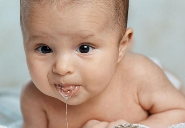 Обильное слюноотделение – характерный признак прорезывания зубов у младенца