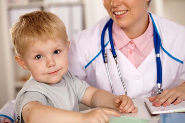Ребёнок сидит рядом с врачом