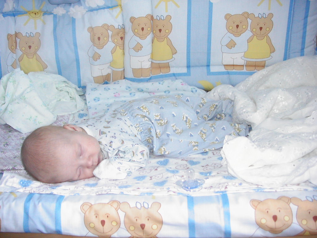 Целый месяц дома. Ребенок в кроватке. Новорожденный ребенок в кроватке. Маленькие детки в кроватке. Кроватка для новорожденного.