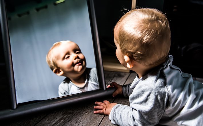 Фото на тему «Почему младенцам нельзя смотреться в зеркало?»