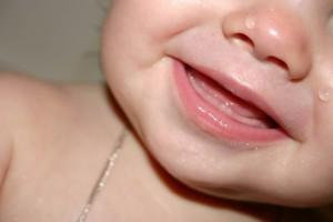 Когда режутся первые молочные зубы у младенцев, во сколько месяцев они начинают лезть у ребенка?