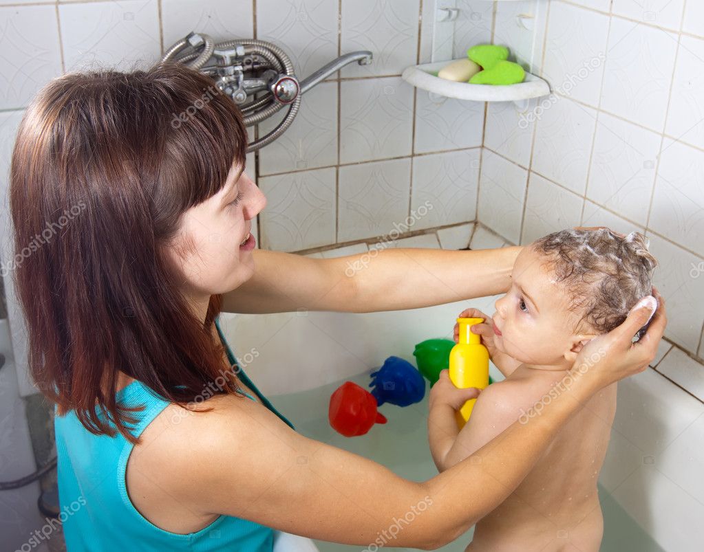 мама с дочкой в ванной фото